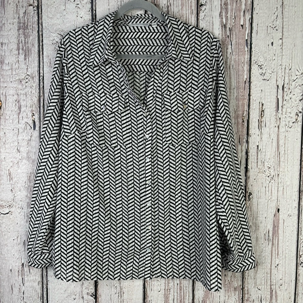 Notations Woman Plus Size 1X Black White Lightweight Button Down Blouse Roll Tab